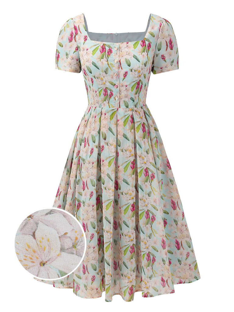Robe bleue à fleurs et col carré des années 1950