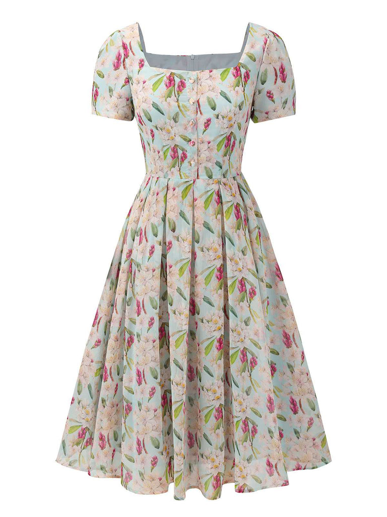 Robe bleue à fleurs et col carré des années 1950