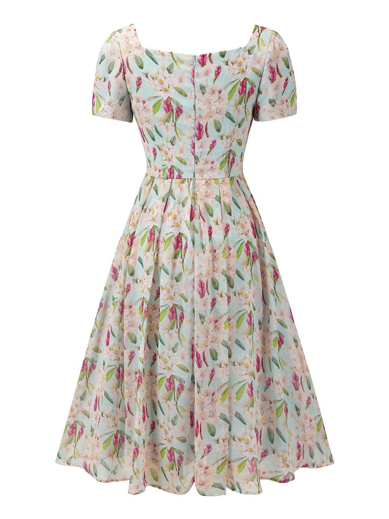 Robe bleue à fleurs et col carré des années 1950