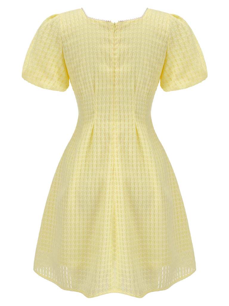 Mini-robe jaune à boutons et col carré des années 1950