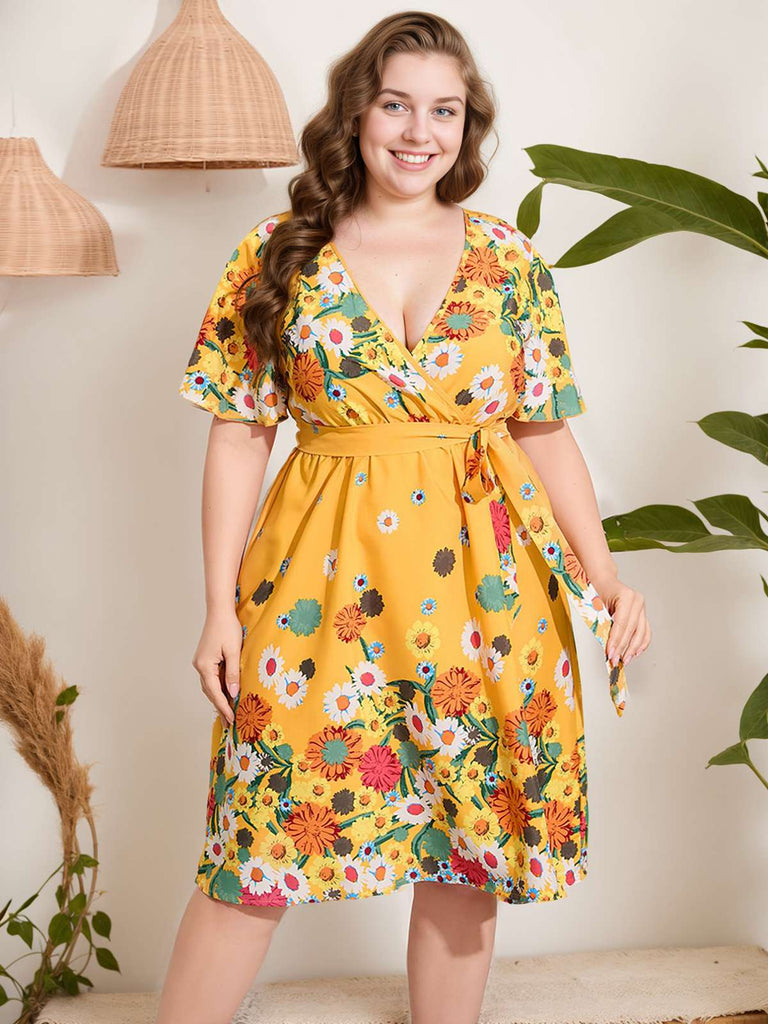 Robe florale grande taille jaune ceinturée à col en V des années 1950