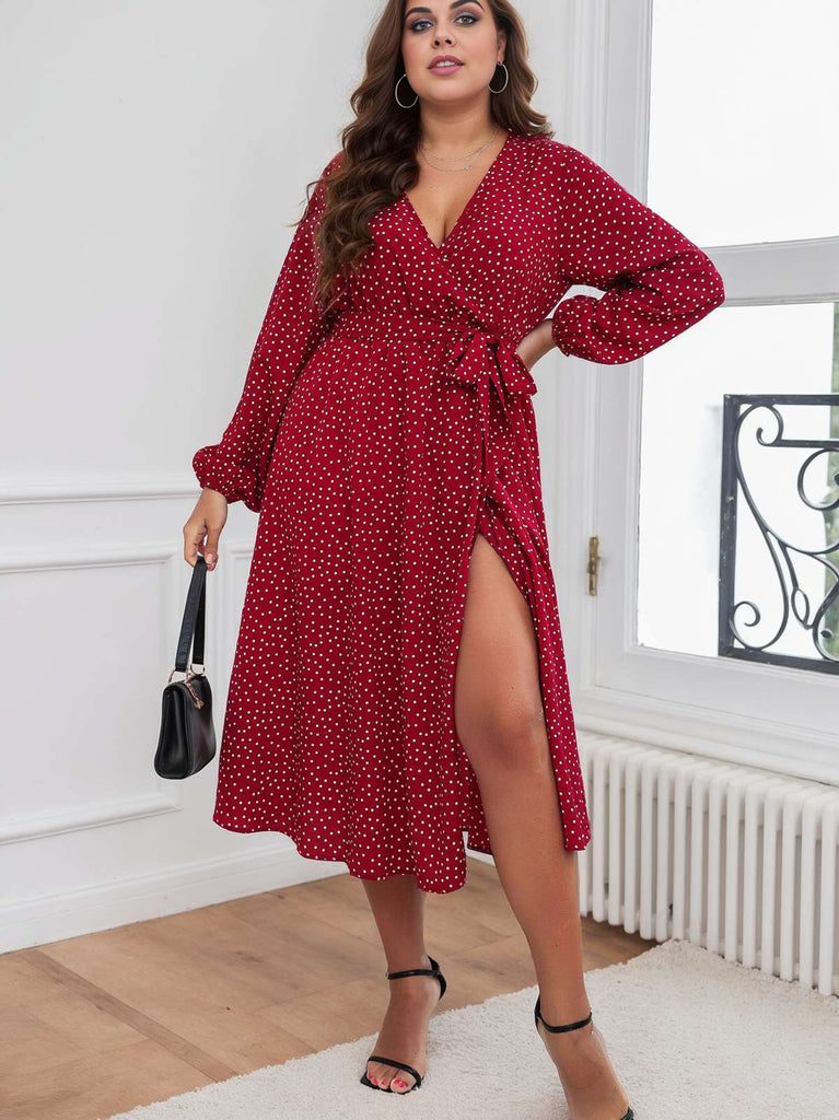 Robe rouge grande taille à pois à col en V des années 1940