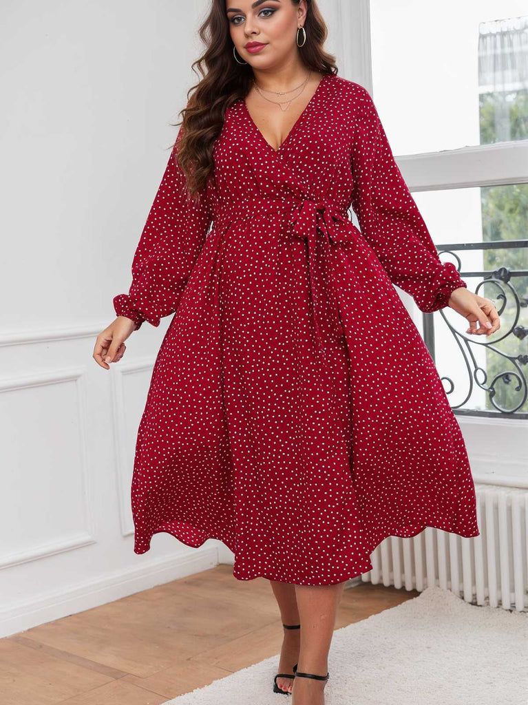 Robe rouge grande taille à pois à col en V des années 1940