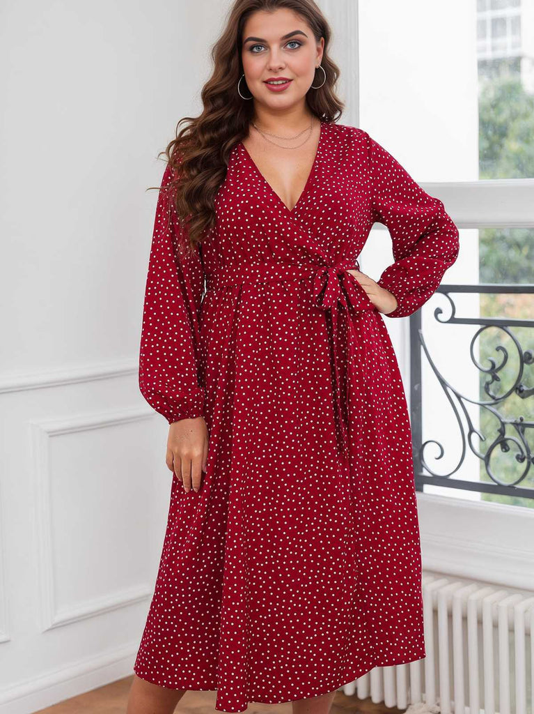 Robe rouge grande taille à pois à col en V des années 1940
