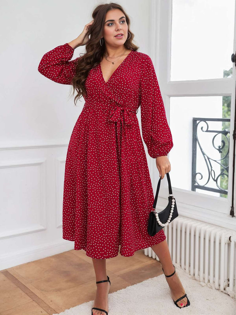 Robe rouge grande taille à pois à col en V des années 1940