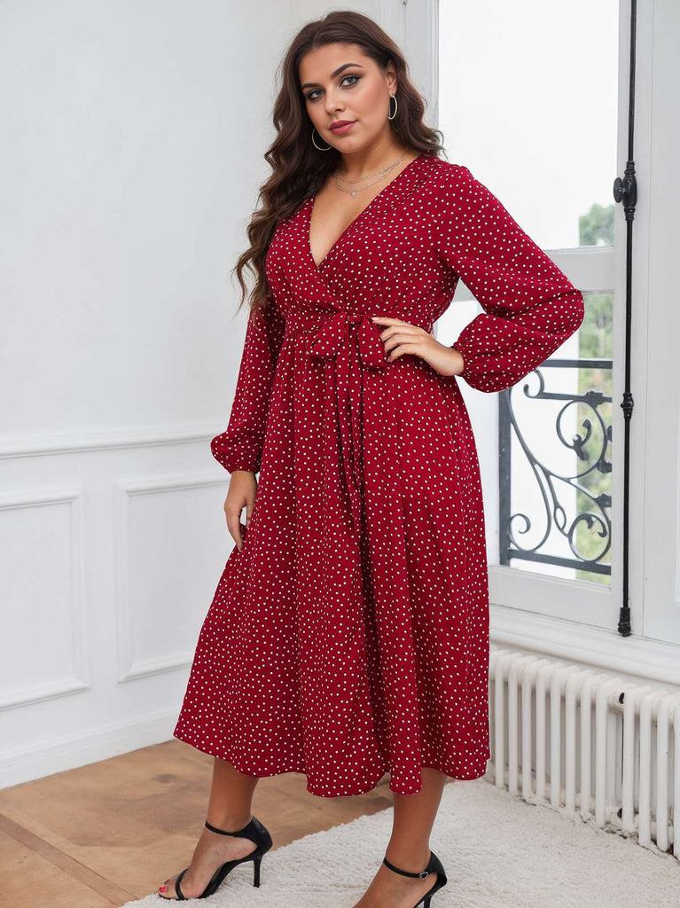 Robe rouge grande taille à pois à col en V des années 1940