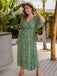 Robe verte grande taille à col en V Little Leaves des années 1950