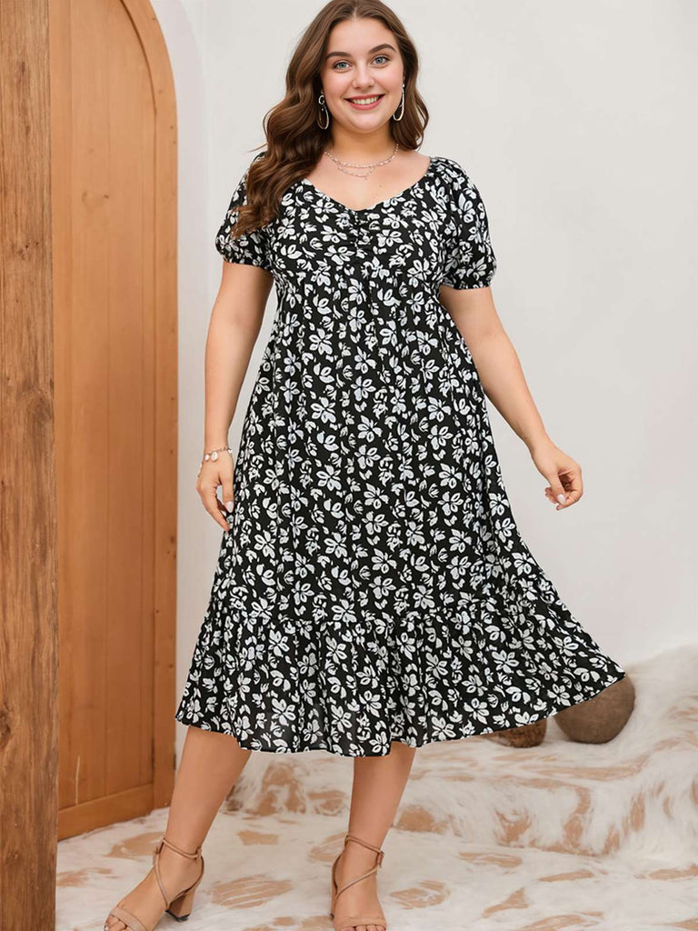 Robe noire et blanche grande taille à petites fleurs des années 1950