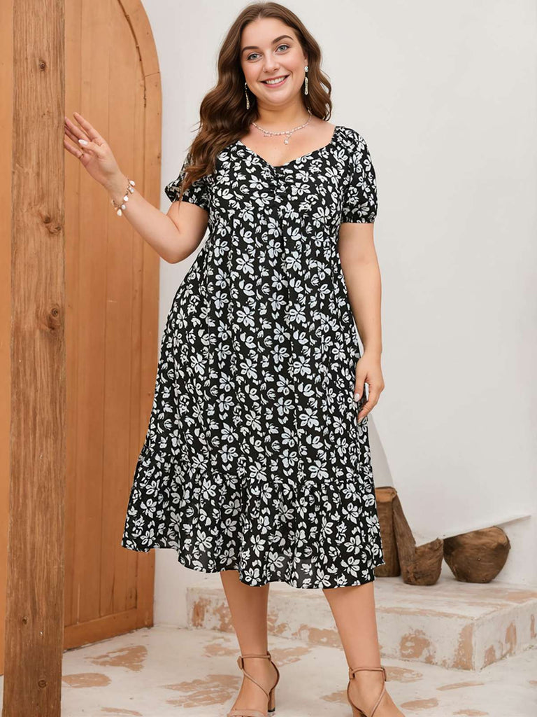 Robe noire et blanche grande taille à petites fleurs des années 1950