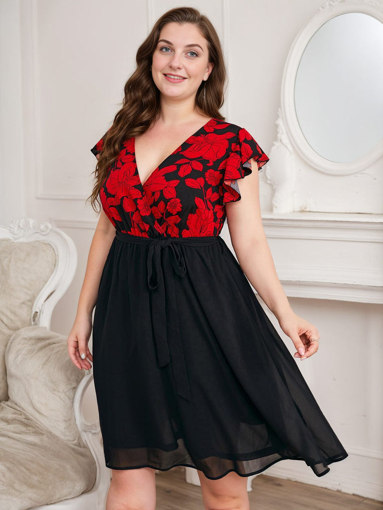 Robe noire grande taille à manches à volants et fleurs rouges des années 1950