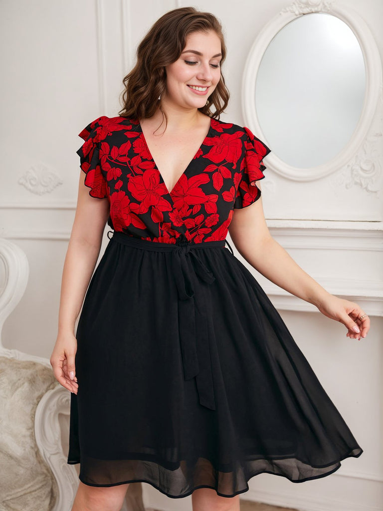 Robe noire grande taille à manches à volants et fleurs rouges des années 1950