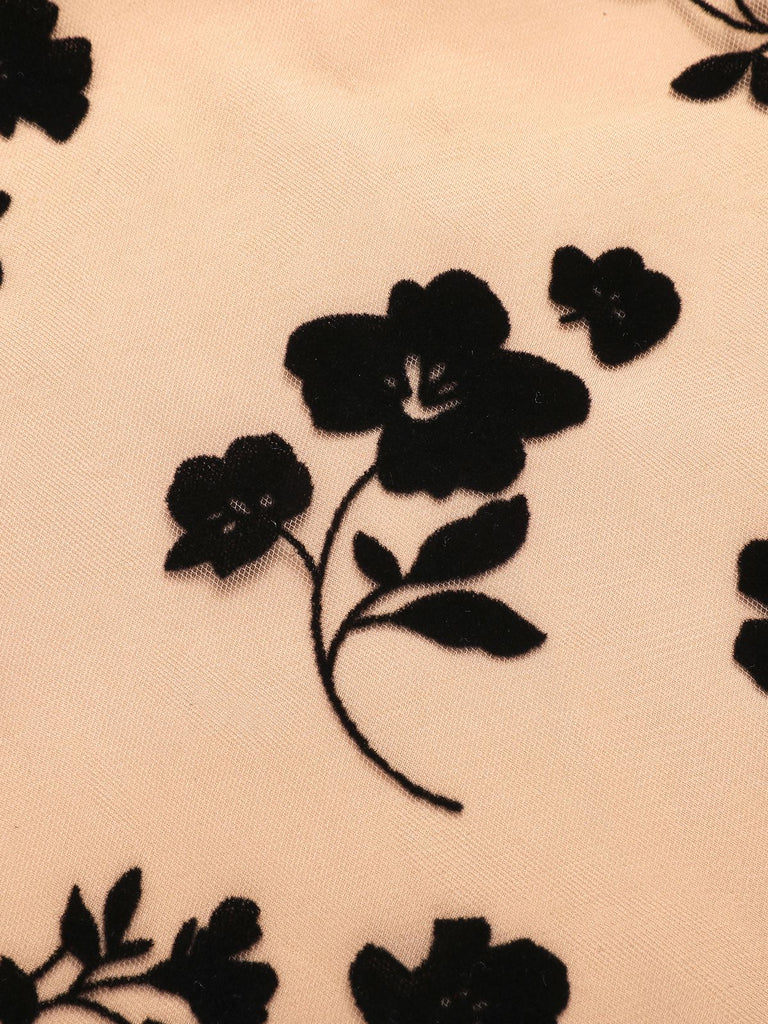 Robe beige à ceinture en maille florale des années 1950