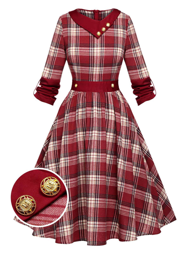 Robe rouge à carreaux écossais retroussée des années 1950