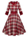 Robe rouge à carreaux écossais retroussée des années 1950