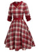 Robe rouge à carreaux écossais retroussée des années 1950