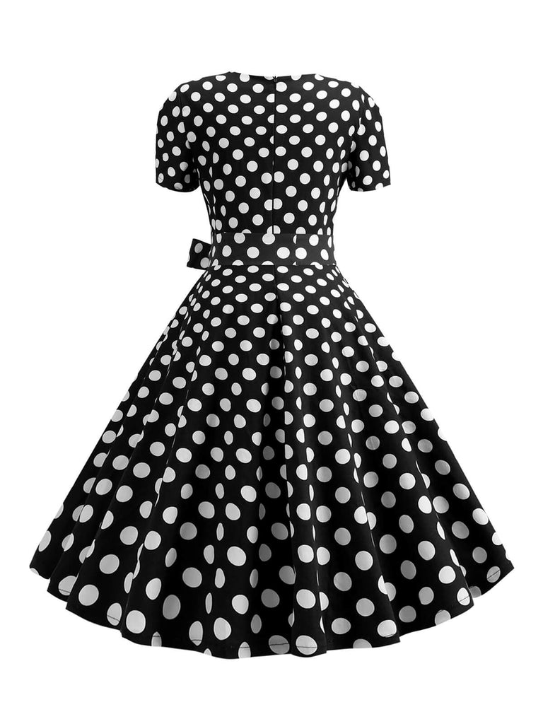 Robe à manches courtes et col carré des années 1950