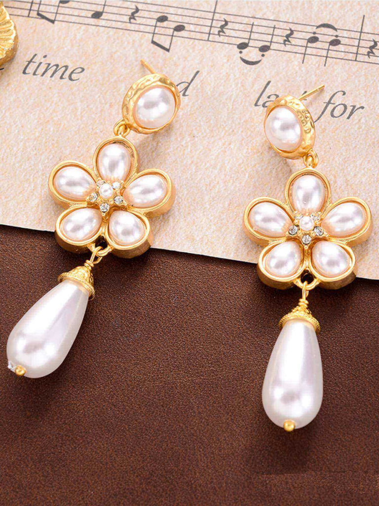 Boucles d'Oreilles Pendantes Fleur Blanche Perle