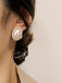Boucles d'oreilles vintage à tige ovale avec bordure en perles