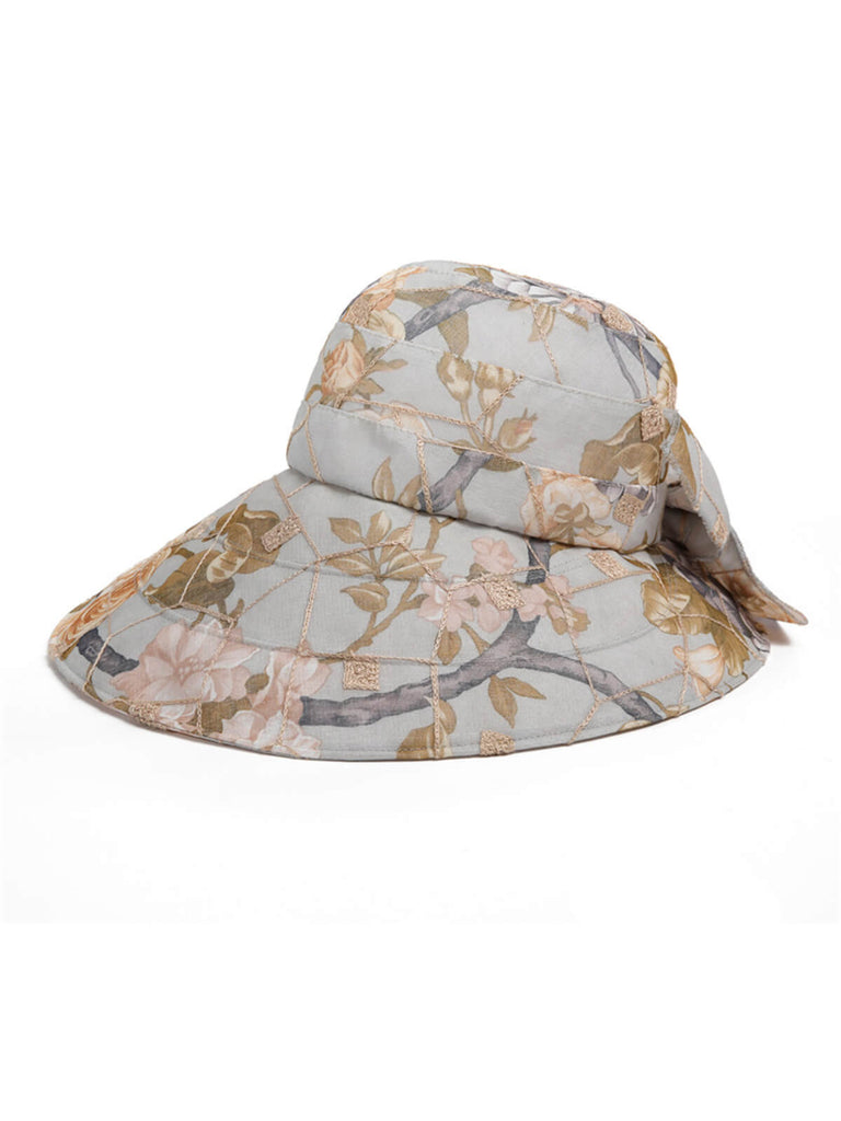 Chapeau de soleil à larges bords floraux et nœud papillon