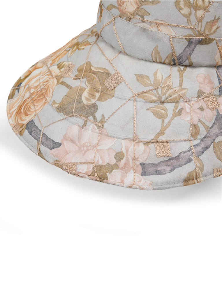 Chapeau de soleil à larges bords floraux et nœud papillon