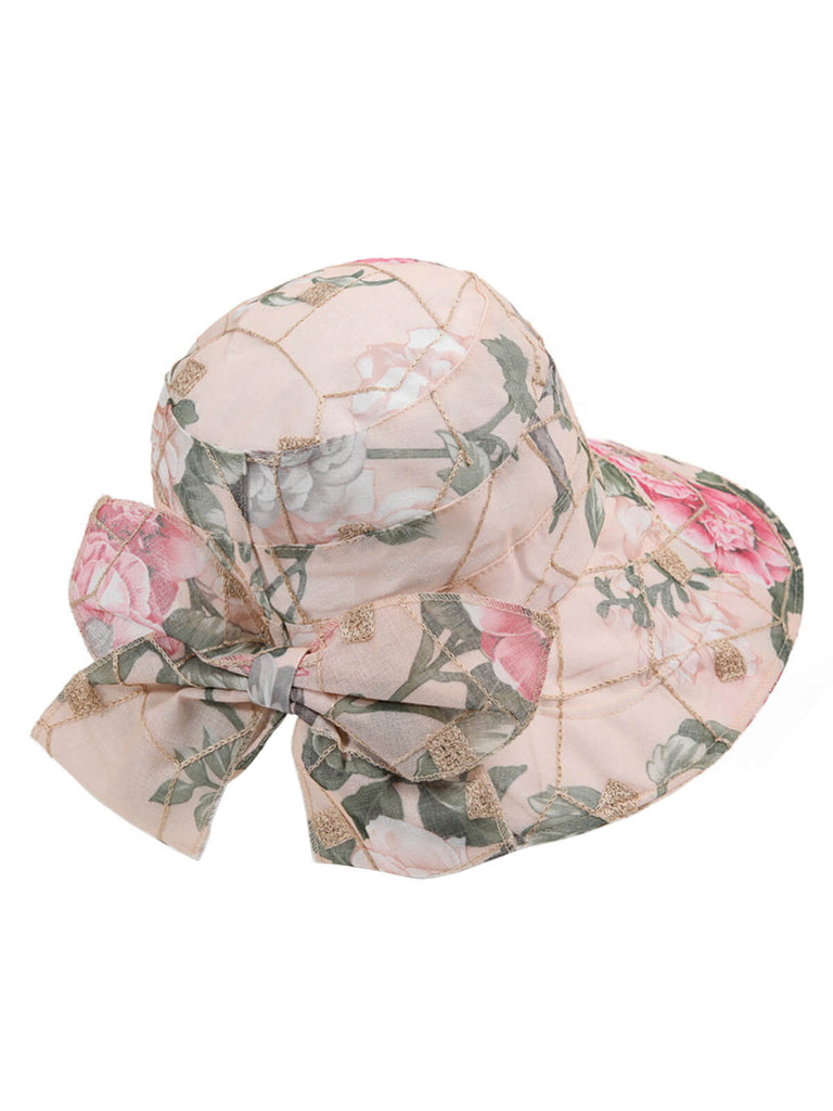 Chapeau de soleil à larges bords floraux et nœud papillon