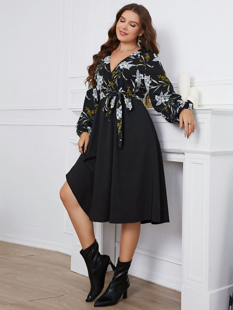 Robe patchwork grande taille noire à fleurs à col en V des années 1950